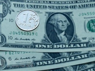 Đồng ruble của Nga và đồng USD. (Ảnh: AFP/TTXVN).