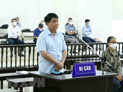 Bị cáo Nguyễn Đức Chung (cựu Chủ tịch Ủy ban Nhân dân thành phố Hà Nội) khai báo trước Tòa. (Ảnh: Phạm Kiên/TTXVN).