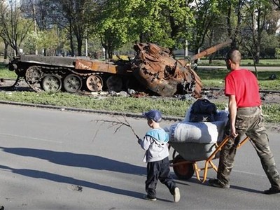 Người dân sơ tán khỏi thành phố Mariupol (Ukraine) ngày 28/4/2022. (Ảnh: THX/TTXVN)