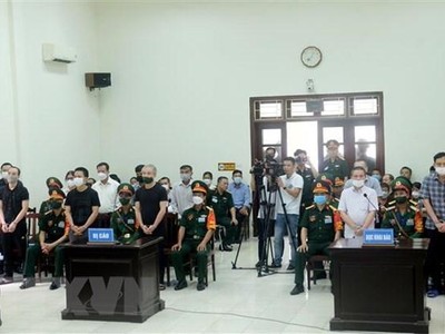 Các bị cáo trình diện trước Hội đồng xét xử. (Ảnh: Kim Anh/TTXVN).