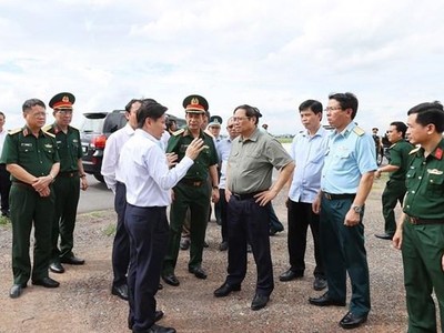 Thủ tướng Phạm Minh Chính kiểm tra, khảo sát dự án nhà ga T3 Cảng hàng không quốc tế Tân Sơn Nhất. (Ảnh: Dương Giang/TTXVN).