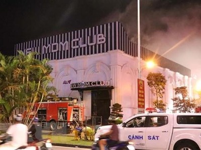 Lực lượng Phòng cháy chữa cháy dập lửa tại New MDM Club. (Ảnh: Hoàng Ngọc/TTXVN).