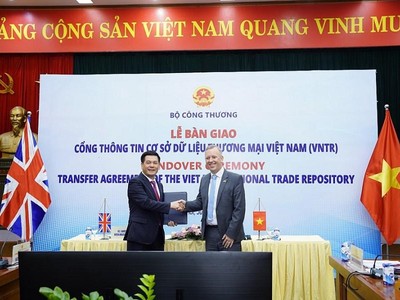 Bộ trưởng Công thương Nguyễn Hồng Diên tại buổi lễ tiếp nhận Cổng thông tin cơ sở dữ liệu thương mại cho Việt Nam từ Vương quốc Anh.