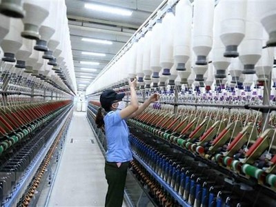 Dây chuyền sản xuất sợi tại nhà máy của Công ty Cổ phần VinaTex Hồng Lĩnh. (Ảnh: Vũ Sinh/TTXVN)