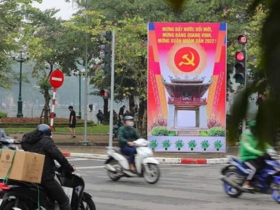 Các phương tiện lưu thông 2 chiều trên phố Quang Trung từ Trần Nhân Tông đến Tràng Thi (Nguồn: TTXVN).