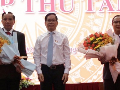 Ông Lê Hoàng Hải (bìa phải) được bầu bổ sung chức danh Phó Chủ tịch HĐND tỉnh Bà Rịa - Vũng Tàu (Ảnh: Lưu Sơn)