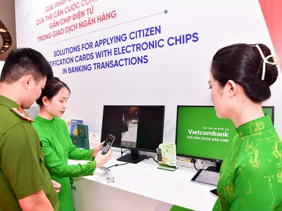 Cán bộ Vietcombank giới thiệu ứng dụng căn cước công dân gắn chip trong giao dịch ngân hàng trong khuôn khổ triển lãm của Bộ Công an tại Bảo tàng Hà Nội từ 15/07 đến 20/08/2022.