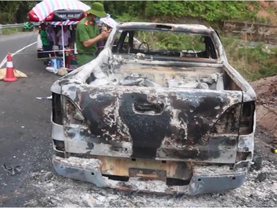 Hiện trường đối tượng D.V.M đốt xe giả vụ tai nạn giao thông. Ảnh: Báo Người Lao Động.