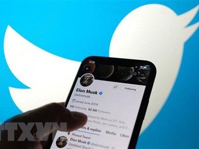 Tài khoản của Chủ tịch Tập đoàn Tesla, tỷ phú Elon Musk và logo của Twitter. (Ảnh: AFP/TTXVN)