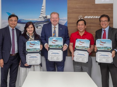 Đại diện lãnh đạo Vietjet và Boeing ký kết thoả thuận tại Farnborough Airshow.