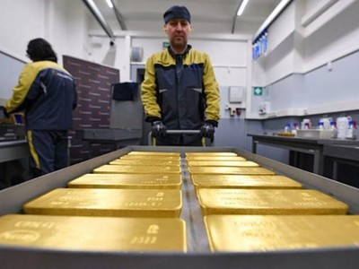 Những thỏi vàng nguyên chất tại một nhà máy kim loại ở thành phố Krasnoyarsk, Siberia, Nga hồi tháng 3. (Ảnh: Reuters.)