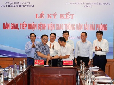 Lãnh đạo Bệnh viện Giao thông vận tải và Bệnh viện Phụ sản Hải Phòng ký biên bản bàn giao, tiếp nhận. (Ảnh: Đàm Thanh)