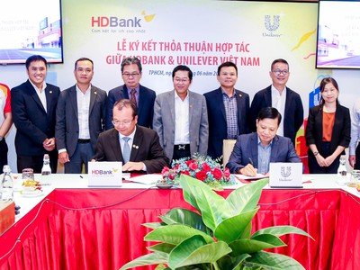 Đại diện HDBank và Unilever Việt Nam thực hiện ký kết hợp tác.