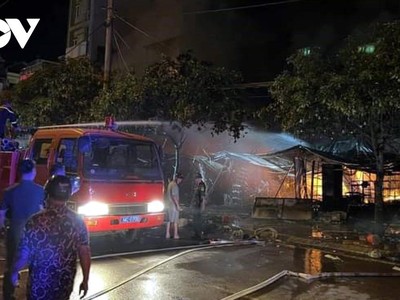 Các lực lượng tham gia chữa cháy.