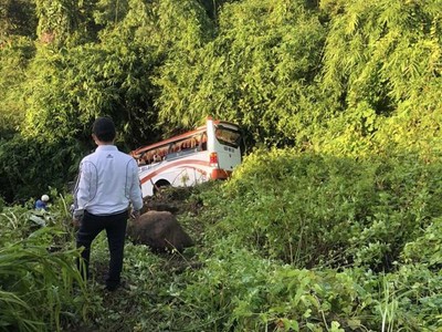 Bình Thuận: Một xe khách 30 chỗ rơi xuống đèo, nhiều người bị thương