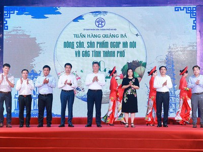 Nghi lễ cắt băng khai mạc Tuần hàng Quảng bá nông sản, sản phẩm OCOP Hà Nội và các tỉnh, thành phố năm 2022. Ảnh: Chí Cường.