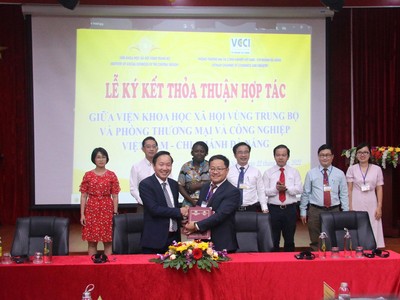 Viện Khoa học xã hội Trung Bộ ký kết hợp tác với phòng thương mai và công nghiệp Việt Nam - chi nhánh Đà Nẵng. Ảnh: Thanh Chung