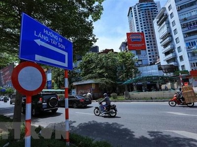 Biển báo hướng dẫn lối đi các phương tiện tại nút giao Ngã Tư Sở. (Ảnh: Tuấn Anh/TTXVN).