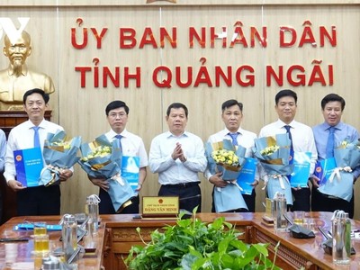 Ông Đặng Văn Minh (giữa) Chủ tịch UBND tỉnh Quảng Ngãi trao Quyết định và tặng hoa chúc mừng các cán bộ được luân chuyển, bổ nhiệm.
