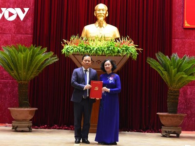 Bà Trương Thị Mai, Ủy viên Bộ Chính trị, Bí thư Trung ương Đảng, Trưởng Ban Tổ chức Trung ương trao Quyết định của Bộ Chính trị cho ông Nguyễn Phi Long giữ chức Bí thư Tỉnh ủy Hòa Bình.