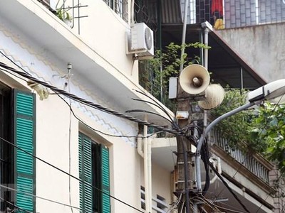 Một cụm loa trên phố Gia Ngư, phường Hàng Bạc. (Ảnh: Anh Tuấn/TTXVN).