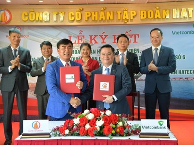 Ông Nguyễn Thanh Tùng – Phó Tổng giám đốc phụ trách BĐH Vietcombank (bên phải) và ông Trần Văn Kỳ - Chủ tịch HĐQT Hateco Group thực hiện nghi thức ký Thỏa thuận hợp tác toàn diện chính thức giữa Vietcombank và Tập đoàn Hateco.