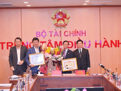 Bộ trưởng Bộ Tài chính Hồ Đức Phớc trao bằng khen cho Tập đoàn Sovico và Tập đoàn FPT tại buổi lễ trực tuyến giữa 2 đầu cầu Bộ Tài chính và TP HCM, tháng 10/2021.