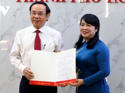 Bí thư Thành uỷ Nguyễn Văn Nên trao Quyết định cho bà Trần Kim Yến (ảnh N.S).