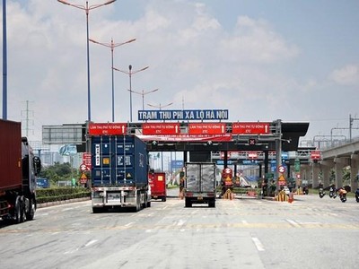 Các phương tiện giao thông qua Trạm thu phí không dừng ETC trên Xa lộ Hà Nội. (Ảnh: Hồng Đạt/TTXVN).