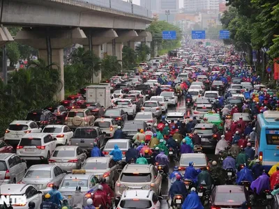 Hình ảnh các phương tiện di chuyển trên đường Nguyễn Trãi (đoạn gần nút giao Ngã Tư Sở) khi chưa phân làn (Ảnh tư liệu).