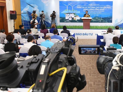 Tọa đàm “Tài chính và quản trị cho chuyển dịch năng lượng công bằng” do UNDP và Báo Đầu tư đồng tổ chức ngày 29/7/2022.