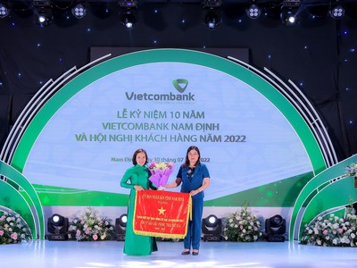 Thay mặt UBND tỉnh Nam Định, bà Hà Lan Anh - Phó Chủ tịch UBND tỉnh tặng Cờ “Đơn vị dẫn đầu phong trào thi đua” cho Vietcombank Nam Định.