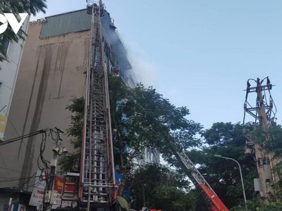 Lực lượng chức năng dùng thang cầu tiếp cận hiện trường chữa cháy.