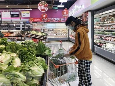 Khách hàng mua sắm tại TP.HCM. (Ảnh: Mỹ Phương/TTXVN).