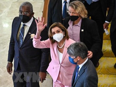 Chủ tịch Hạ viện Mỹ Nancy Pelosi (giữa). (Ảnh: AFP/TTXVN).