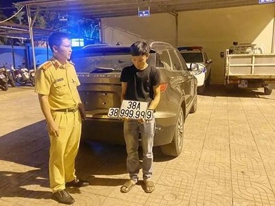 Chủ xe và tang vật vi phạm tại cơ quan Công an. (Nguồn: tapchigiaothong).