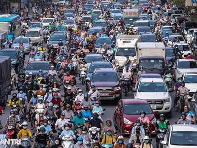 Hình ảnh các phương tiện di chuyển trên đường Nguyễn Trãi (đoạn gần nút giao Ngã Tư Sở) khi chưa phân làn (Ảnh tư liệu).