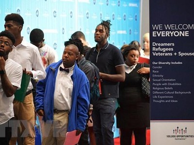 Người tìm việc xếp hàng chờ đăng ký tại trung tâm việc làm ở Washington DC., Mỹ. (Ảnh: AFP/TTXVN).