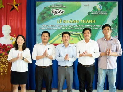 Đại diện chính quyền địa phương, Trung tâm Nước sạch và VSMT nông thôn tỉnh Quảng Bình và Công ty bia Carlsberg Việt Nam chính thức khánh thành Công trình nước sạch tại xã Hoa Thủy, Quảng Bình.