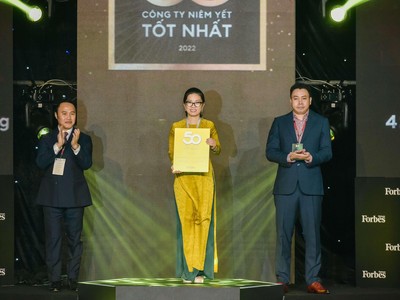 Bà Lê Thị Hòa Bình - Phó Giám đốc Vietcombank Chi nhánh Tp Hồ Chí Minh nhận Giải thưởng của Ban Tổ chức.