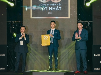 Ông Nguyễn Chí Công- PTGĐ Vicostone, đại diện nhận giải thưởng Top 50 Công ty niêm yết tốt nhất Việt Nam 2022.