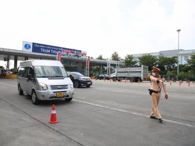 Cảnh sát giao thông tăng cường kiểm tra nồng độ cồn và ma túy trên các tuyến cao tốc.