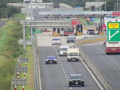 Các phương tiện lưu thông trên cao tốc Trung Lương - Mỹ Thuận.