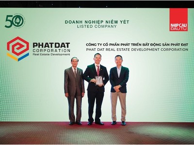 Đại diện Phát Đạt trong Lễ vinh danh TOP50 Doanh nghiệp phát triển bền vững 2022.