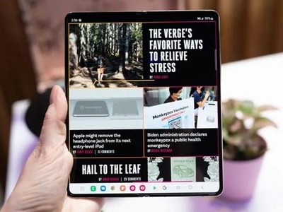 Galaxy Z Fold 4. (Nguồn: The Verge)