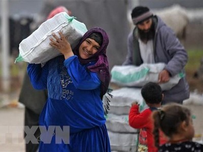 Người tị nạn Syria nhận hàng viện trợ tại trại tị nạn ở thị trấn Mehmediye, Syria. (Ảnh: AFP/TTXVN).