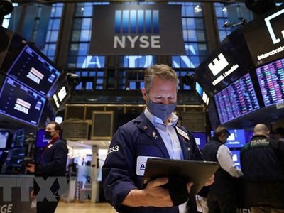 Giao dịch viên theo dõi các chỉ số tại sàn chứng khoán New York, Mỹ. (Nguồn: Reuters/TTXVN)