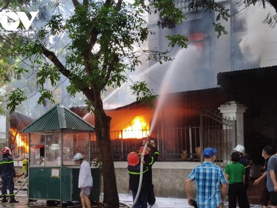 Lực lượng cứu hỏa tiếp cận hiện trường.