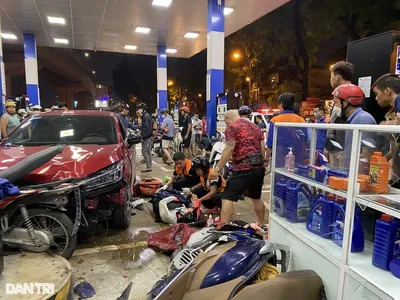 Tại hiện trường, người và phương tiện nằm la liệt (Ảnh: Sơn Nguyễn).