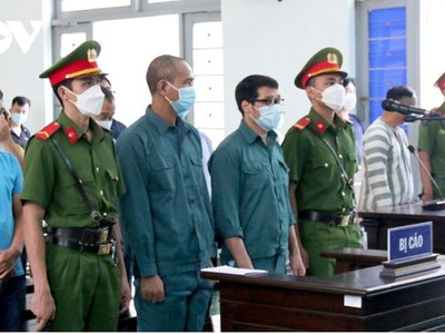 Các bị cáo tại phiên toà sáng 15/8 